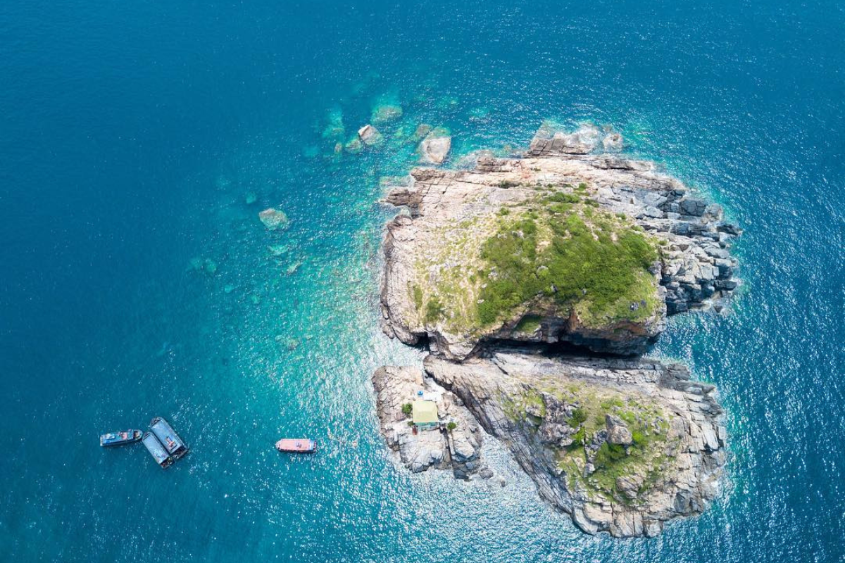 Clear blue water and snorkeling at Hon Mun Island in Nha Trang